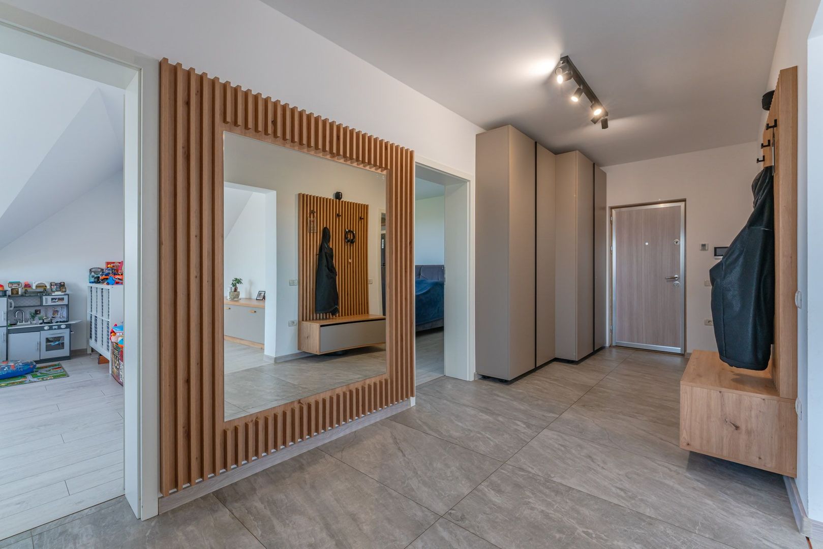 Decomandat 3 camere, 98 mp, Harman - Mobilat modern, parcare - Poză 13