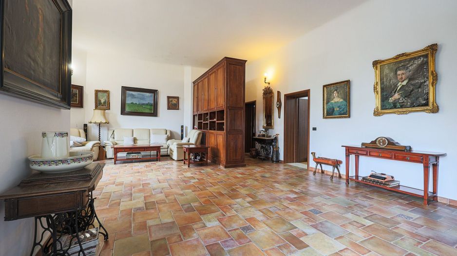 Apartament ultracentral cu 3 camere, 2 băi și curte privată - Poză 6