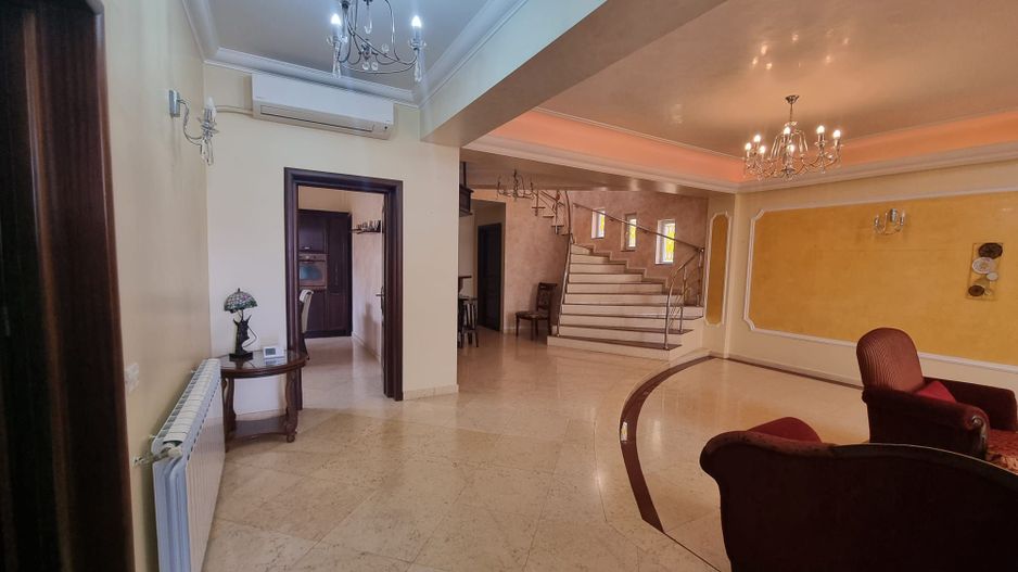 Vila generoasa de inchiriat intr o zona principala a orasului - Poză 16