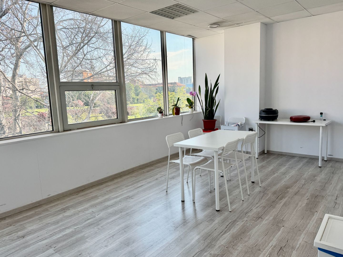 Birou de închiriat – flexibil și adaptabil nevoilor tale - Poză 1