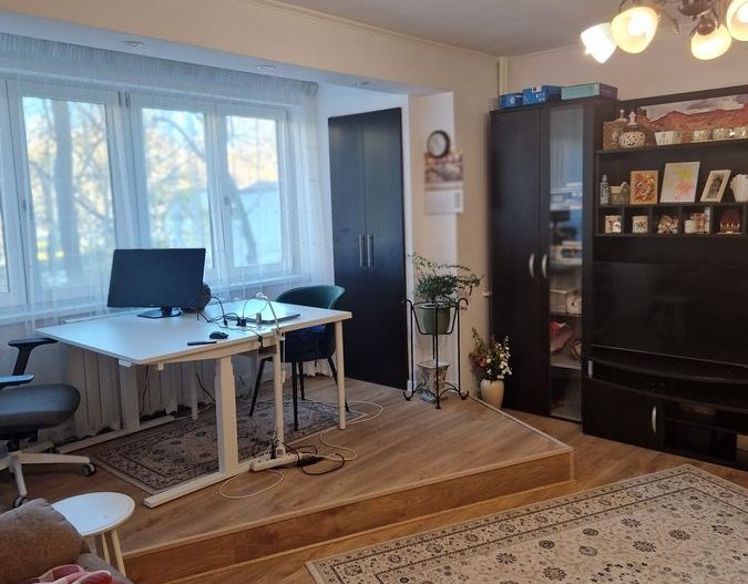 De vanzare apartament 3 camere Drumul Taberei - Poză 2