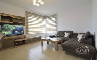 Casa cuplata cu 6 camere si curte in cartierul Intre lacuri. - Poză 1