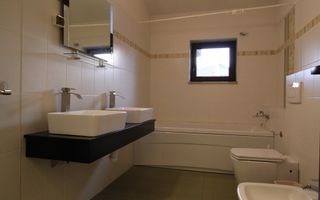 Zona Cetatii; 6 incaperi, ideal pentru sediu firma. - Poză 17