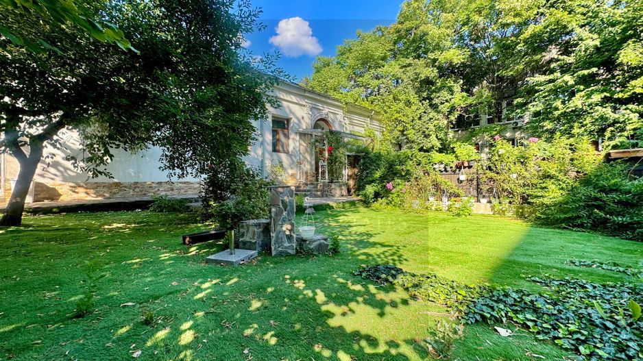 Spre Vânzare Proprietate remarcabilă cu 6 camere în inima Iașului ! - Poză 17