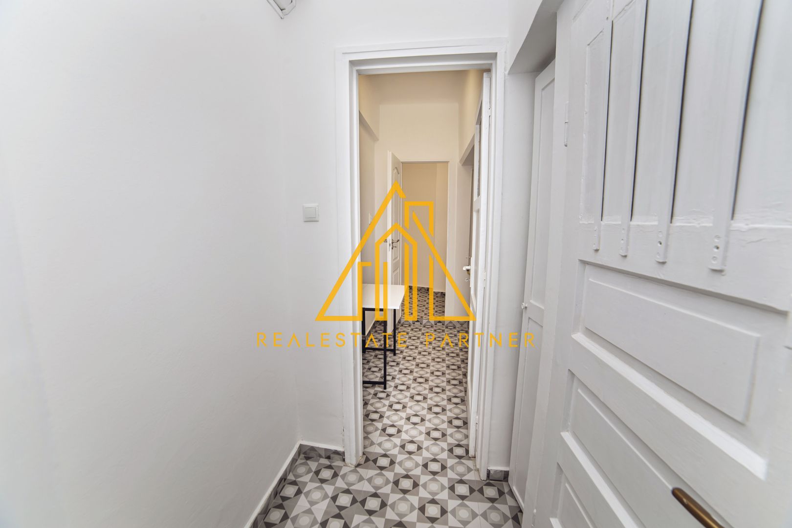 Apartament 4 camere renovat, central, ideal rezidențial sau activitate business - Poză 11