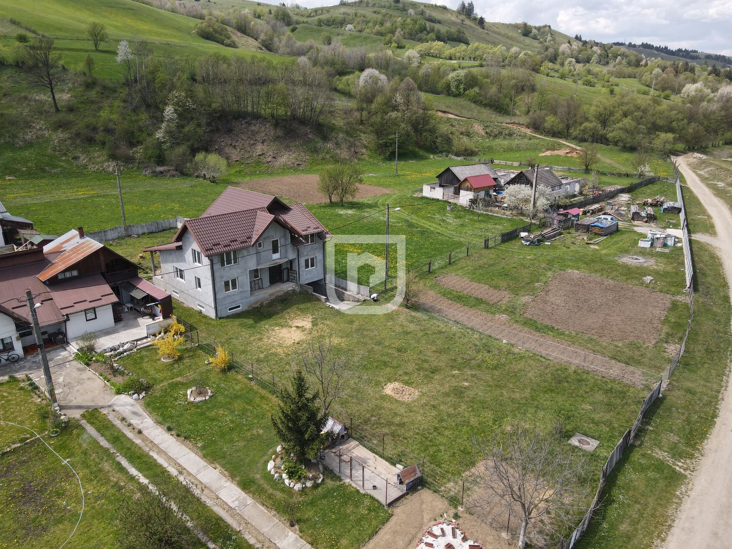 Casă 320 mp utili + 1143 mp teren, la roșu, Gura Humorului - Poză 2