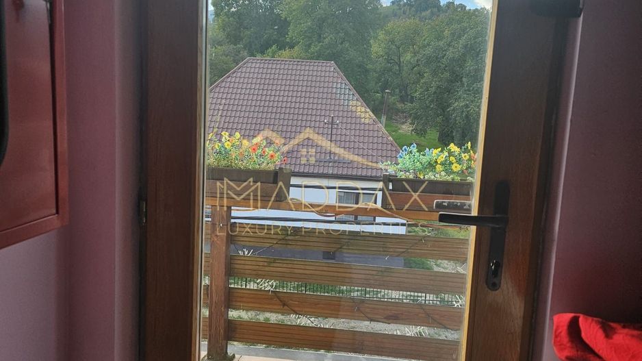 Pensiune 10 camere cu restaurant // teren 900 mp // Moieciu de Jos - Poză 45