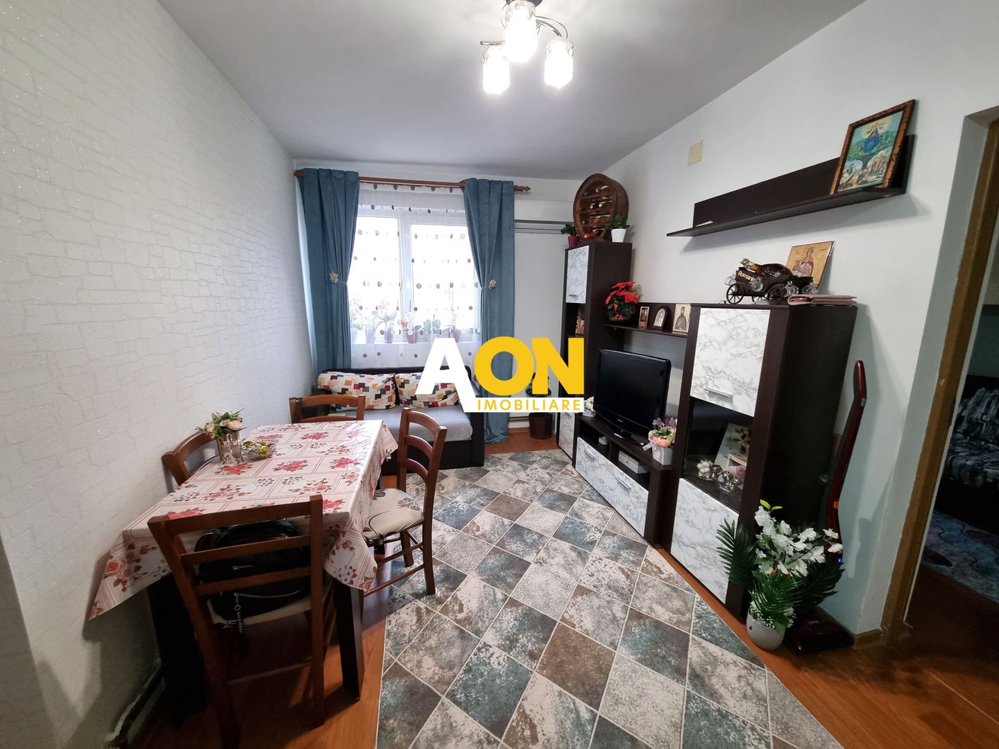 De vanzare apartament 3 camere, etaj intermediar, Cetate - Poză 1