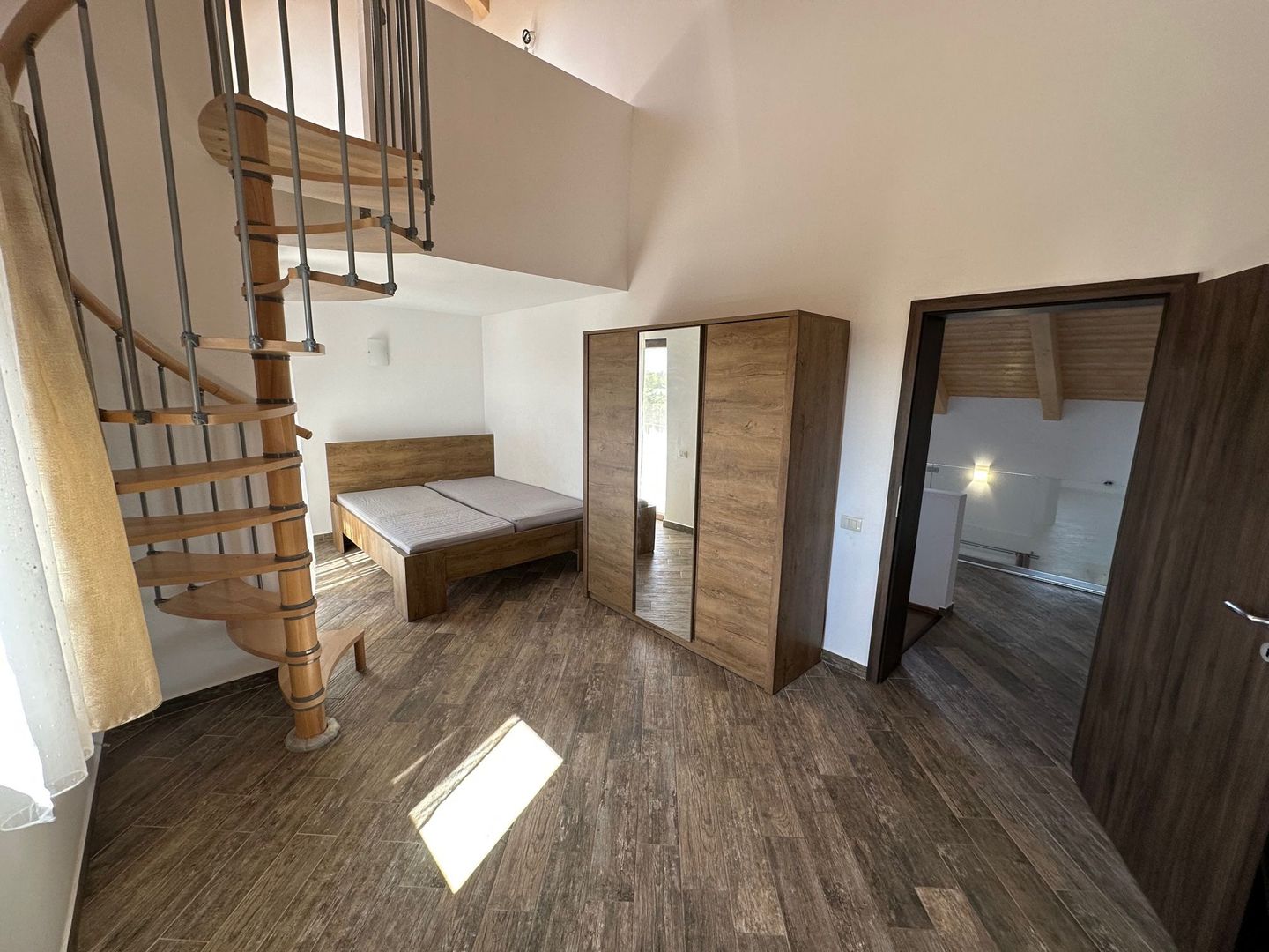 CASA SPATIOASA  CU GARAJ SI TEREN DE 600 MP - Poză 8