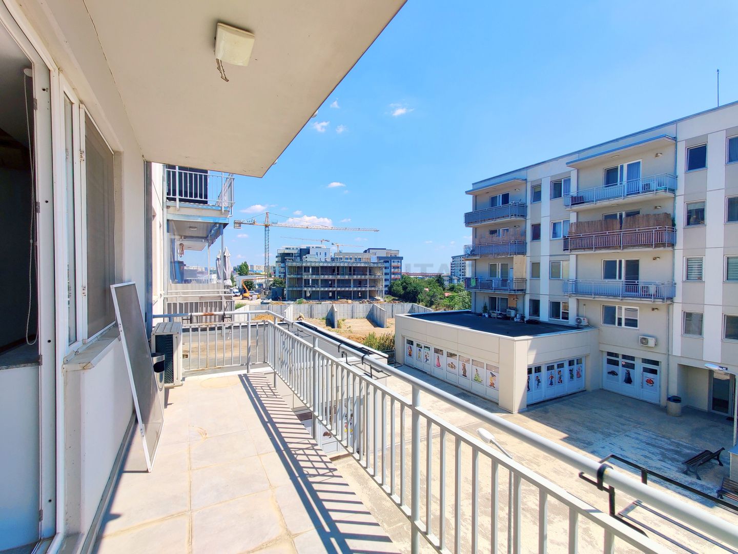 Decomandat, doua bai, loc de parcare in subteran, disponibil imediat - Poză 1