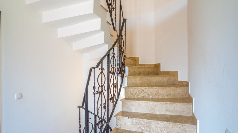 9 camere, 5 bai, spatiu hobby, gradina, garaj,locatie buna - Poză 19