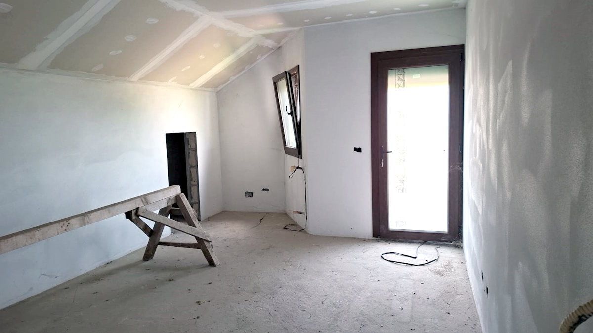 Casă tip vilă cu teren 2426 mp în Matca – oportunitate la 115.000 € - Poză 3