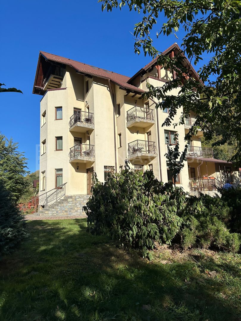 PENSIUNE DE VÂNZARE, TEREN 2.000 MP, 17 CAMERE, MOIECIU DE JOS - Poză 1