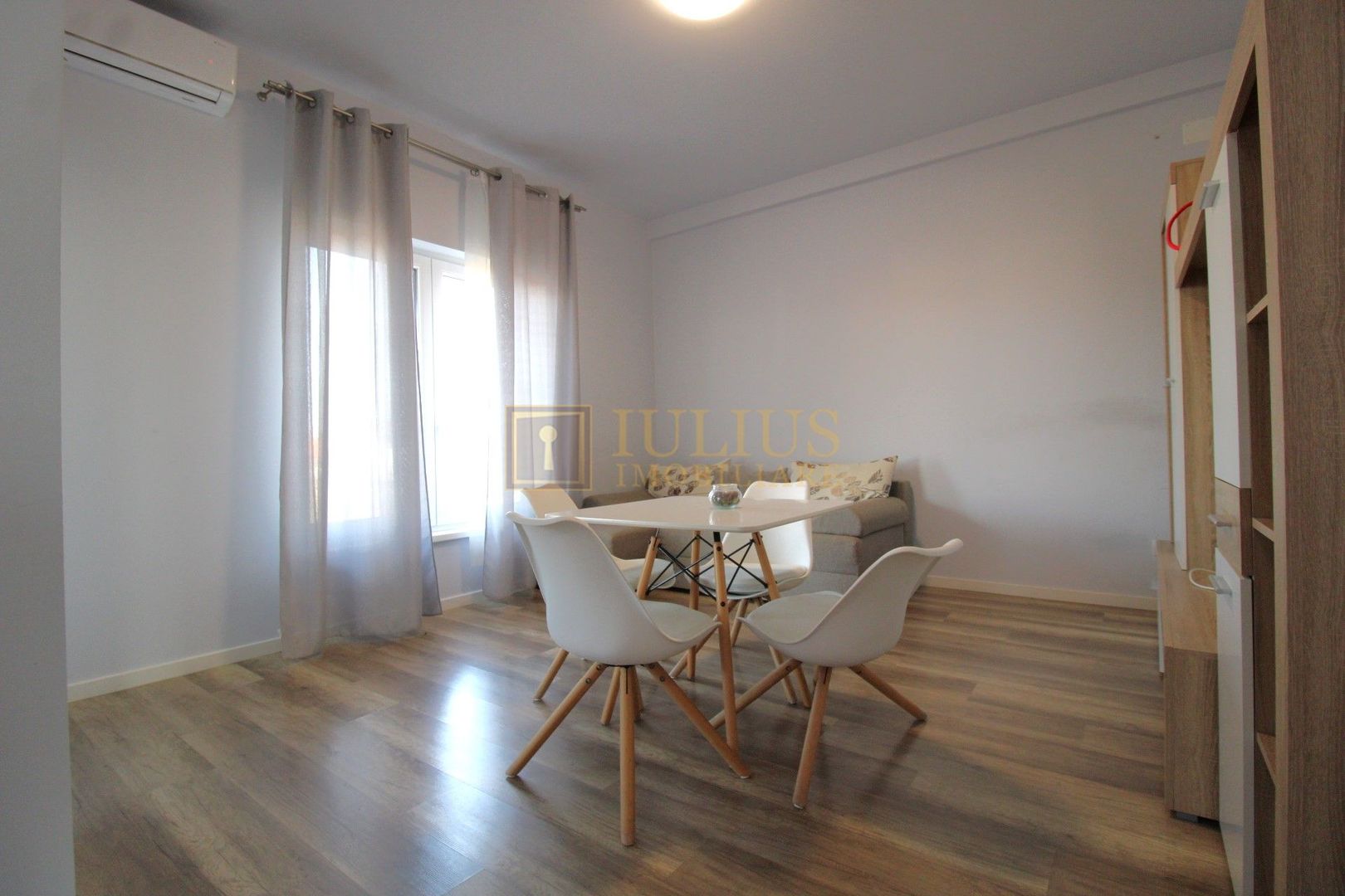 Casa cu 3 camere, locuri de  parcare, curte - Poză 2