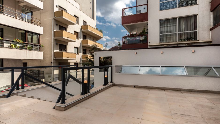 4 camere| semineu| piscina interioara | sauna | sala de sport| parcare - Poză 29
