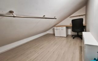 Locuință cochetă la mansardă, cu balcon și boxă de depozitare - Poză 9