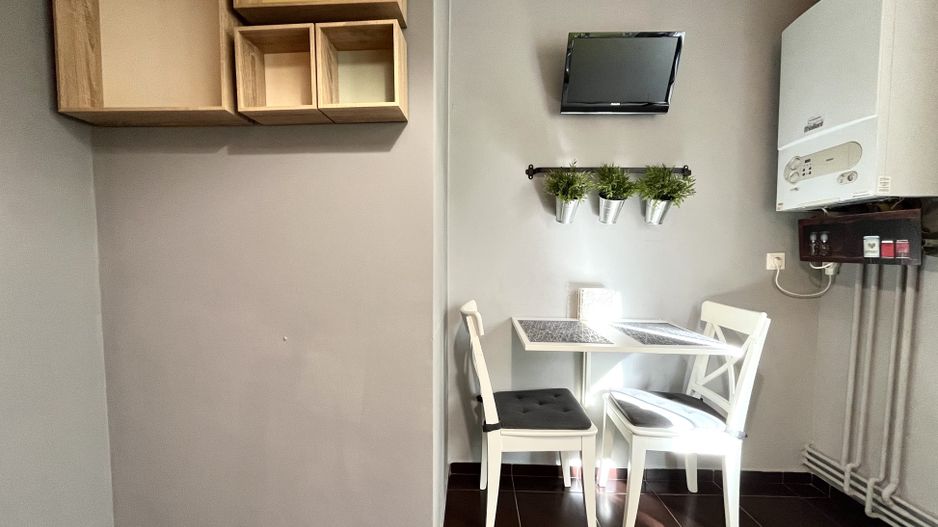 Tur virtual- 2 camere, primitor si luminos, cu garaj, in zona Centrala - Poză 32