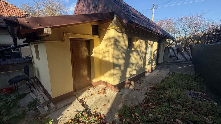 2 corpuri de Casă renovate + teren 125 mp Campina - Poză 4