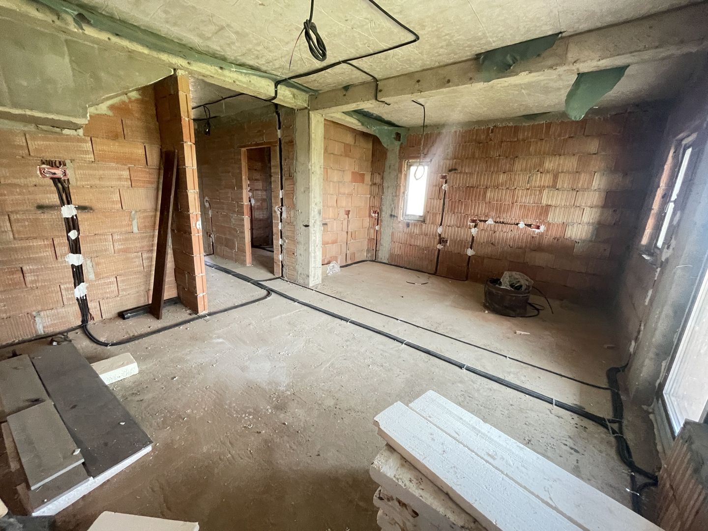 Casă la roșu, 3 dormitoare, teren 340 mp – Moșnița Nouă, lângă Kaufland - Poză 5