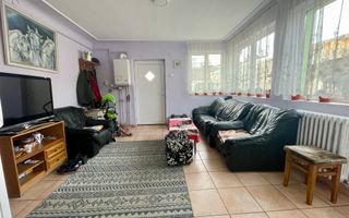 Imobil cu multiple posibilități de utilizare, cu doua locuri de parcare in curte - Poză 2