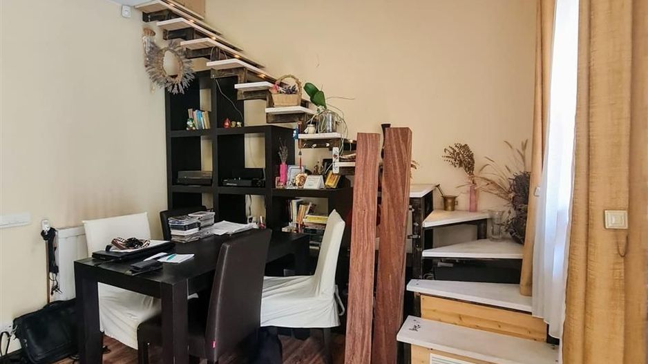 Casa centrala la curte comuna - Poză 2