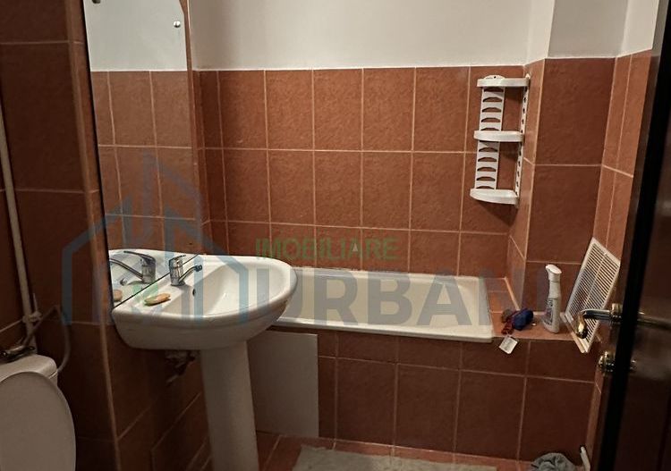 Inchiriez Apartament 3c + living - Poză 4