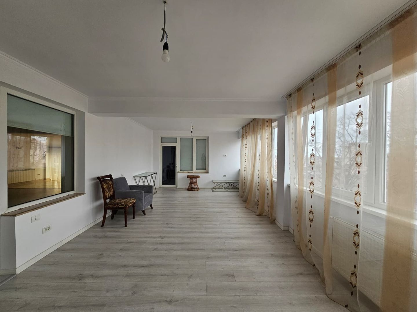 Vila generoasa de inchiriat intr o zona principala a orasului - Poză 9