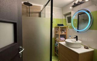 Apartament de 3 camere decomandat – vedere liberă spre Piața Victoriei - Poză 4