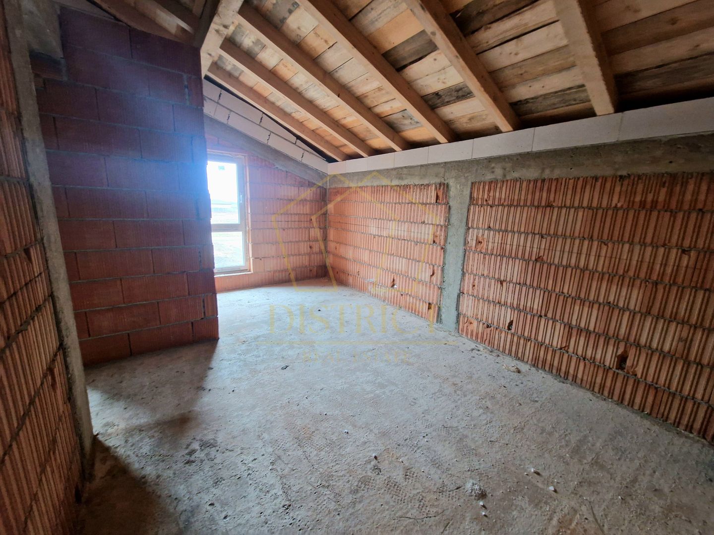 Duplex la rosu cu 3 camere | Mosnita Veche | Padurea Bistrei - Poză 1