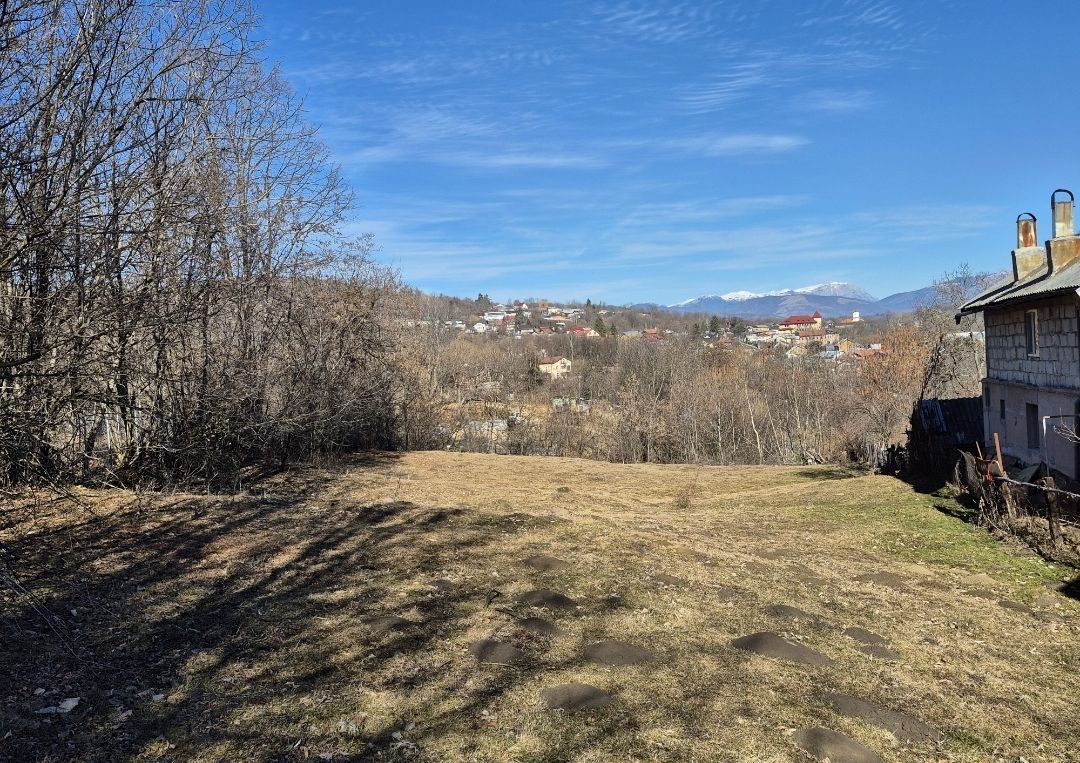 Teren intravilan 3526 mp cu vedere superba catre munte! - Poză 3