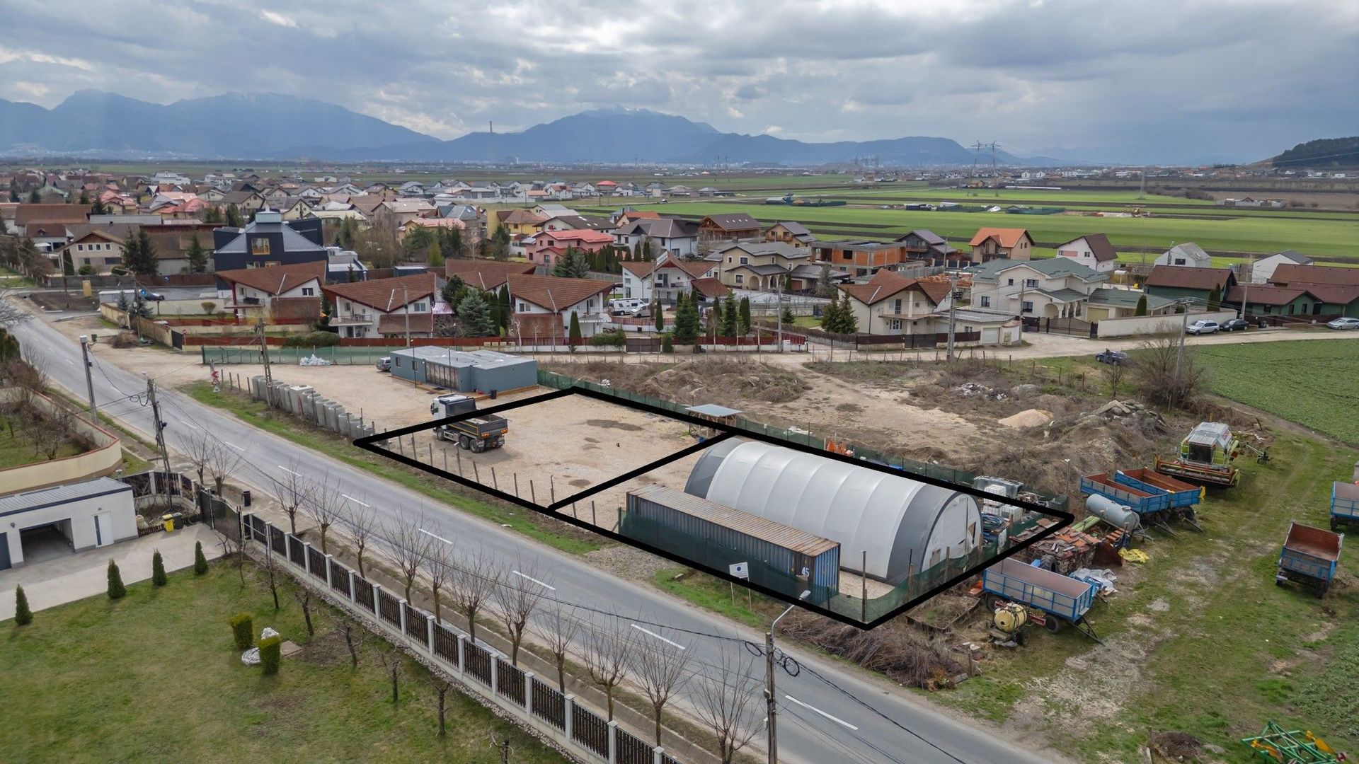 Loturi de casa cu utilitati si acces la strada asfaltata in Harman - Poză 1