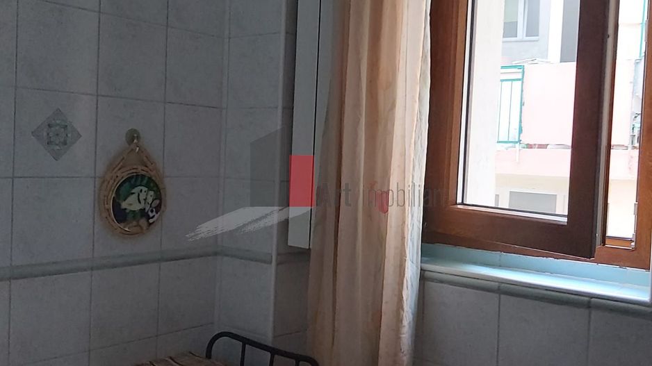Apartamentul "SUPERMETO", BLOC STRADAL, REABILITAT - Poză 4