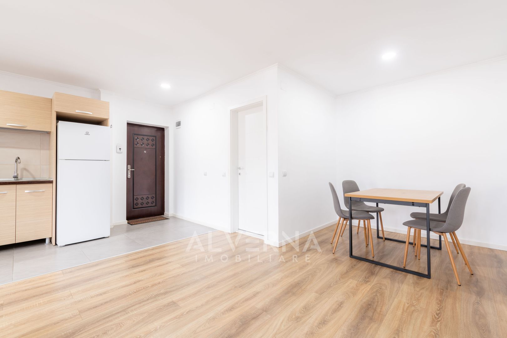 Inchiriere apartament 3 camera, 68mp + balcon, loc parcare, zona Terra - Poză 3