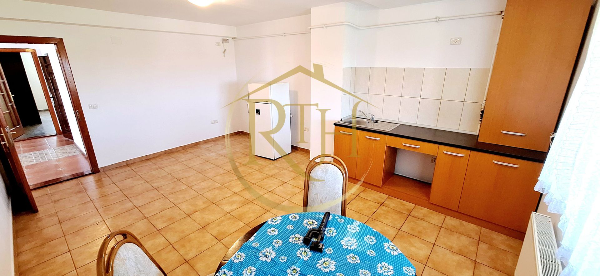 Oferim spre inchiriere, Apartament spatios, 4 camere, pentru locuit sau Firme - Poză 13