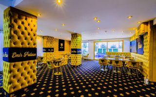 Hotel de LUX cu 11 camere / Restaurant & Piscina - Poză 3