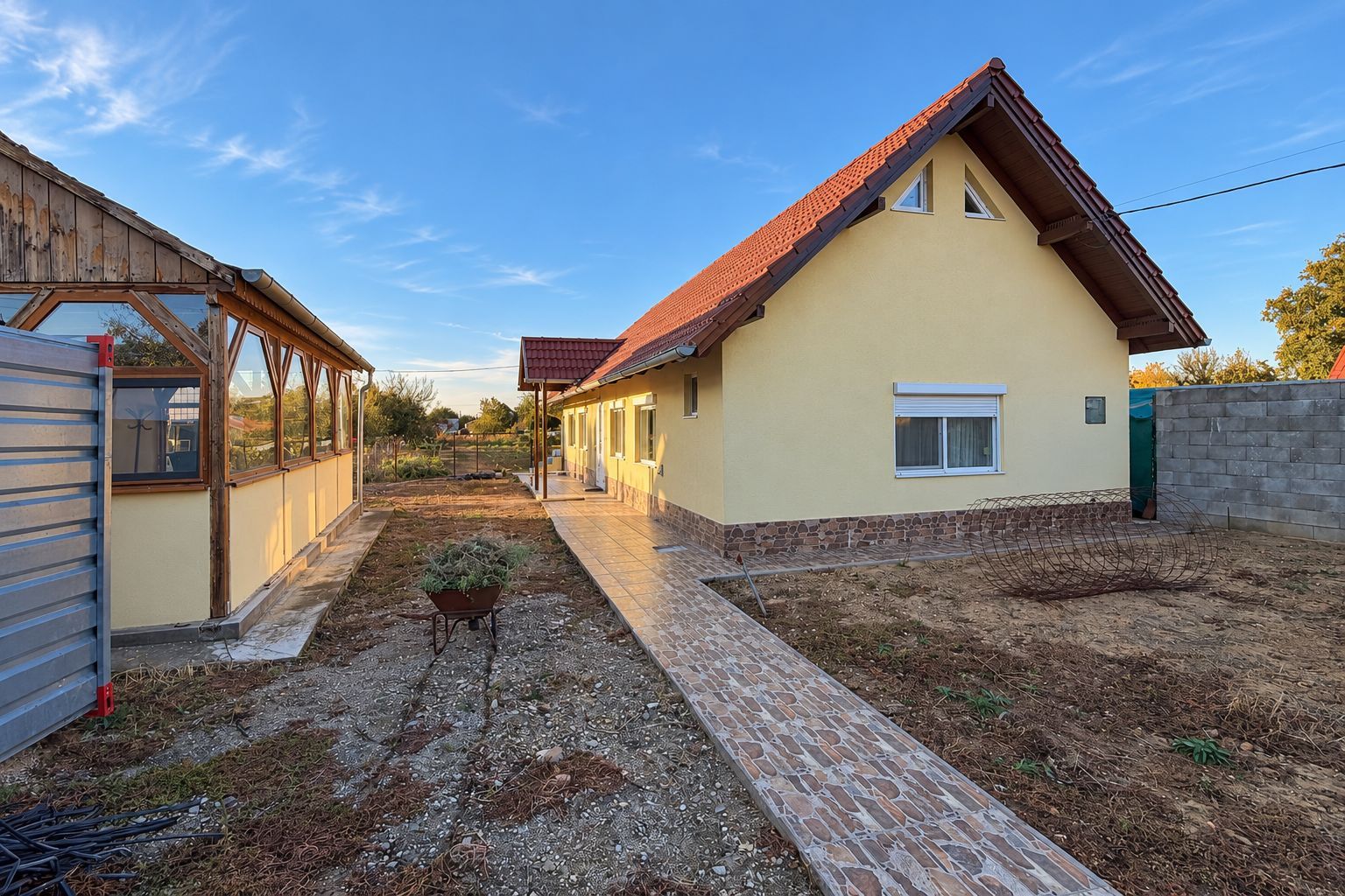 Casă pe parter, cu teren de 1.280 mp și foișor închis – Covăsânț, Arad - Poză 2