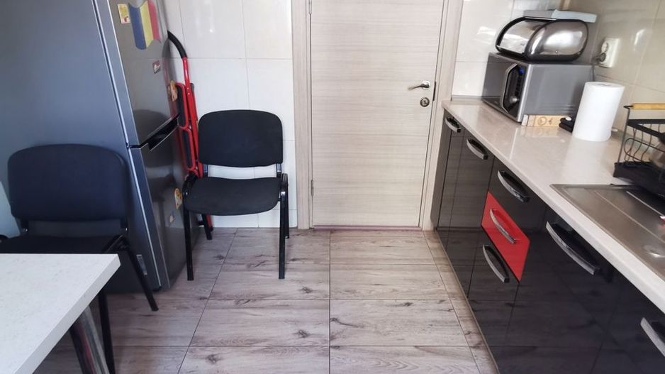 Proprietar , vand apartament , 4 camere cu centrala termica , boxa si loc parcare adp - Poză 1