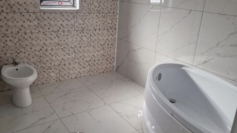 Casa Individuala Sanmihaiu Roman,Parter,4 Camere,2Bai,Toate Utilitatile - Poză 9