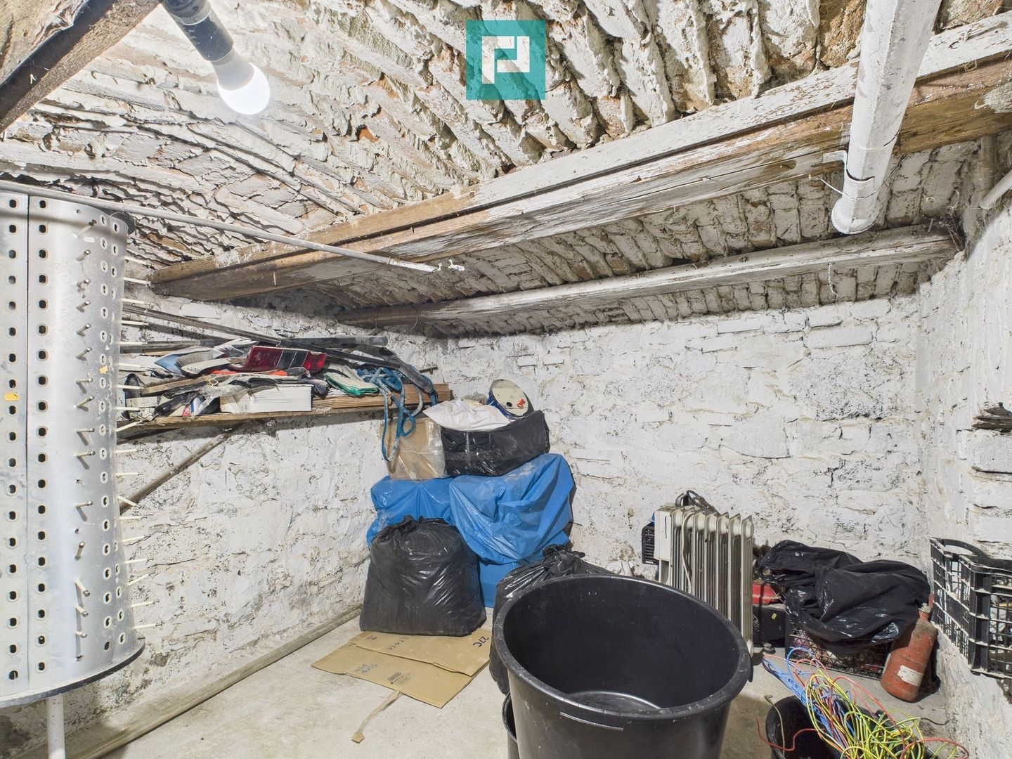 Două case, curte mare, lângă Castelul Huniazilor - Poză 37