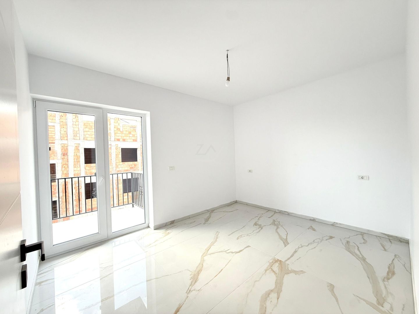 Disponibil imediat. Drum asfaltat. 2 locuri de parcare acoperite. - Poză 5