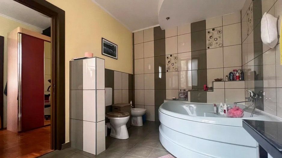 Vila cu 5 Camere și Teren 2183+Clădire pentru Afacere sau Evenimente - Poză 7
