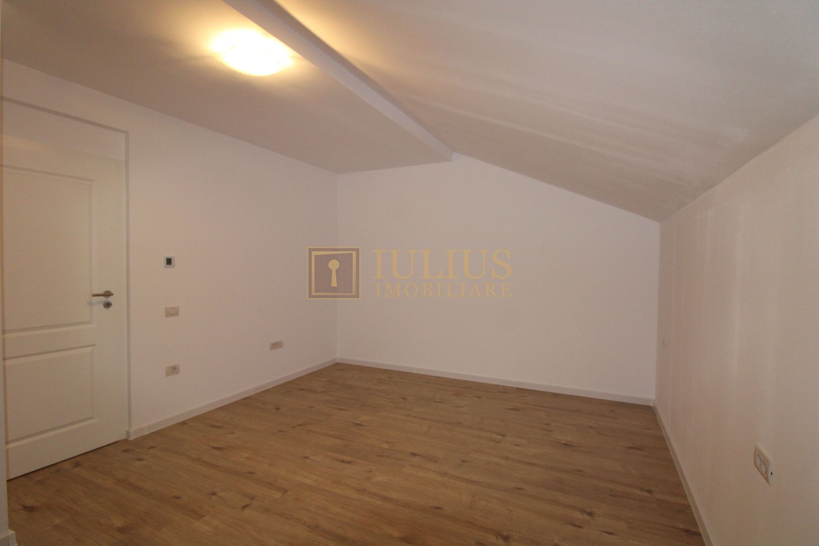 Casa parter + etaj, 3 camere 2 bai terasa gradina gazon prima inchiriere - Poză 17