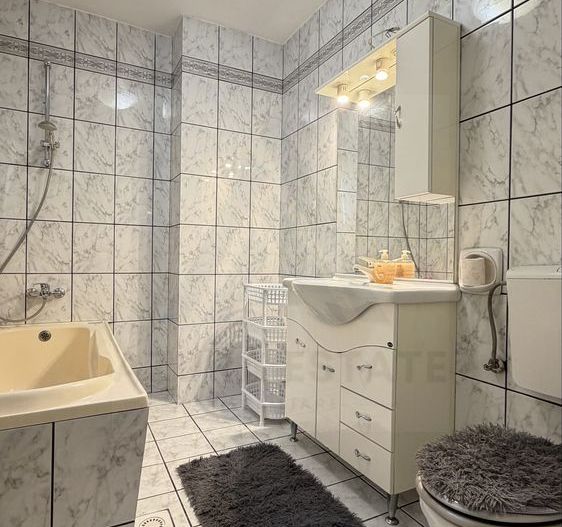 Apartament modern 3 camere cu balcoan terasa și curte comuna in Strand - Poză 5