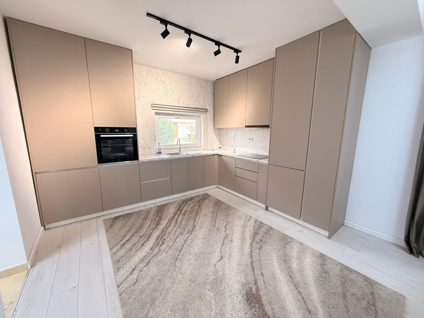 Vila Indivduala Aerocity Tunari - Poză 2