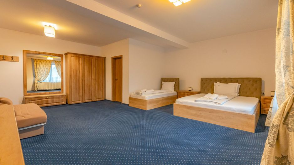 Pensiune Râșnov, 13 camere plus locuință proprietar, zonă Cetate - Poză 8