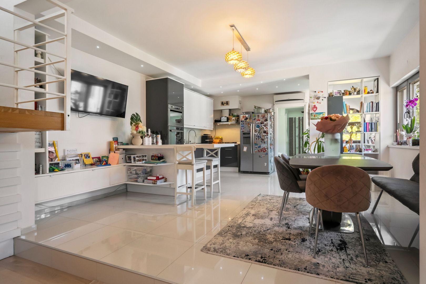 Eleganță și Spațiu în Inima Cartierului Domenii | Apartament cu 5 Camere în Vilă - Poză 1