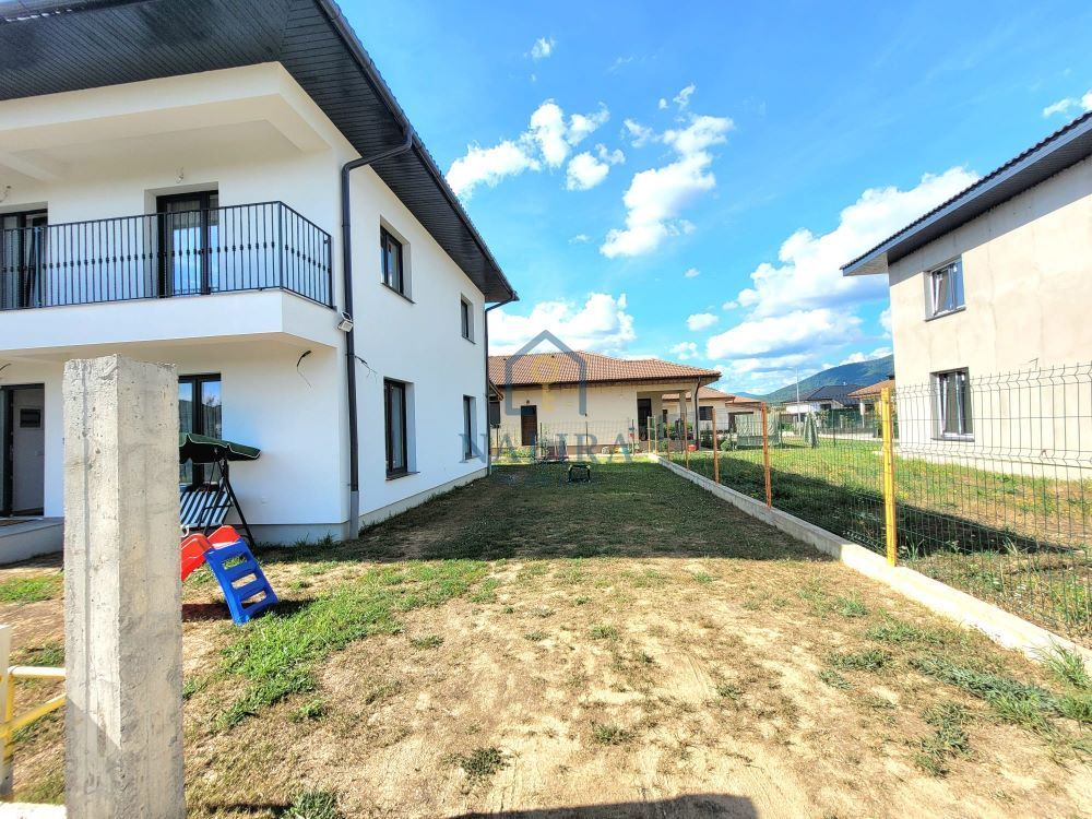 Duplex de vaznzare sat Sasar cartier nou de case spatioase - Poză 2