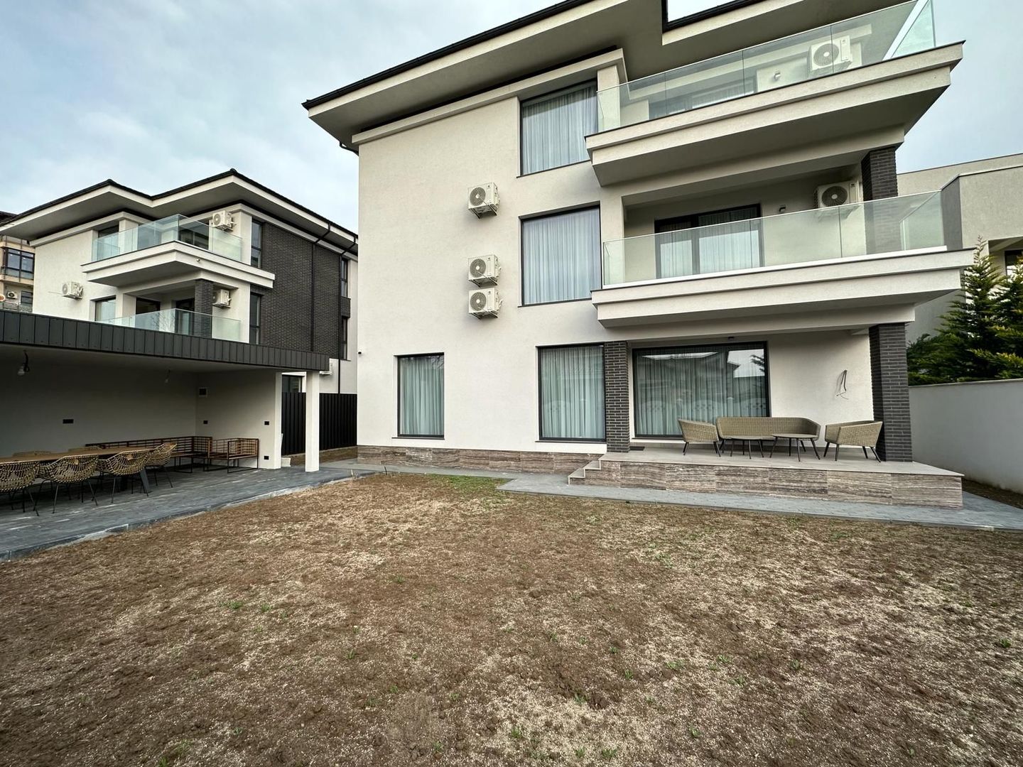 Vila de LUX cu 7 camere, NOUA, zona IANCU NICOLAE - Poză 2