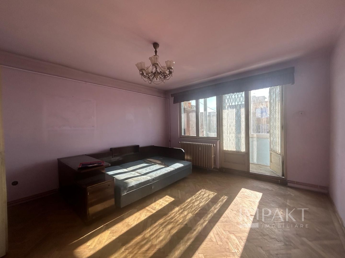 Apartament spatios, cu 4 camere in zona centrala - Poză 4