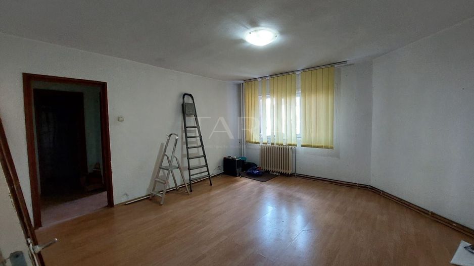 Apartament cu 3 camere - Necesită renovare completă, oportunitate pentru investitori! - Poză 1